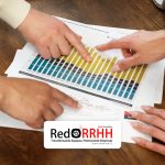 Cuando se implementa de manera correcta, una evaluación de desempeño permite tomar decisiones informadas, fortalecer el desarrollo del talento, optimizar la productividad y alinear el desempeño individual con los objetivos estratégicos de la empresa, tanto a corto como a largo plazo.